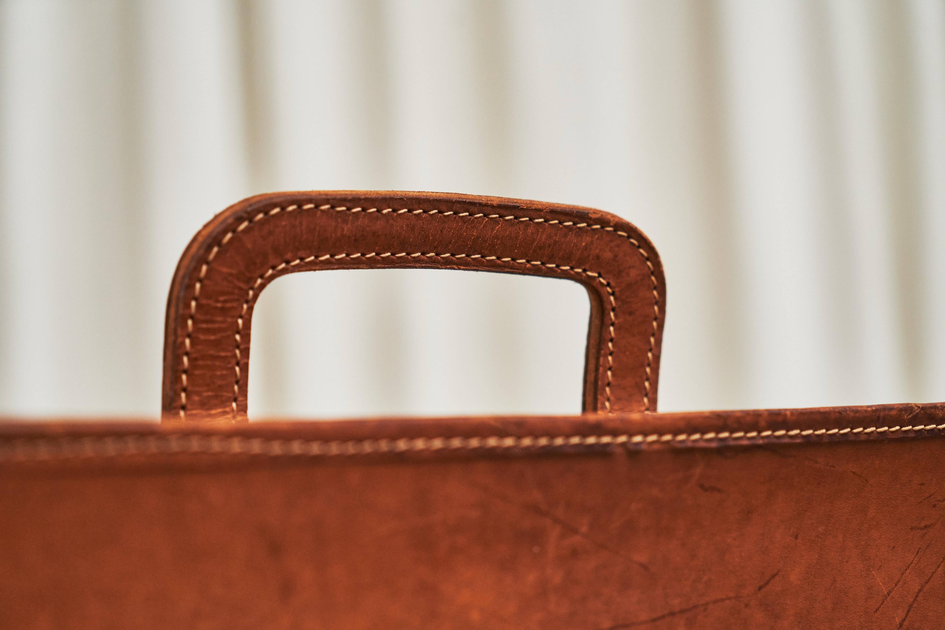 Trompe-l'Oeil magazine rack 'Actentasche' in patinated leather and canvas