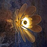 Applique murale fleur composée de pétales en rotin et lin naturel