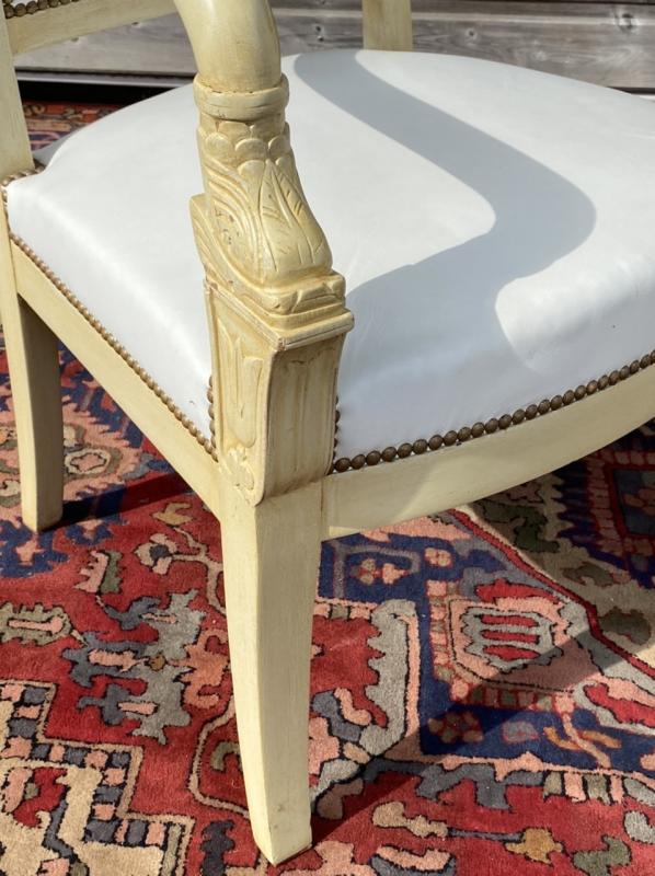 Paire de fauteuils aux dauphins d’époque empire en bois laqué