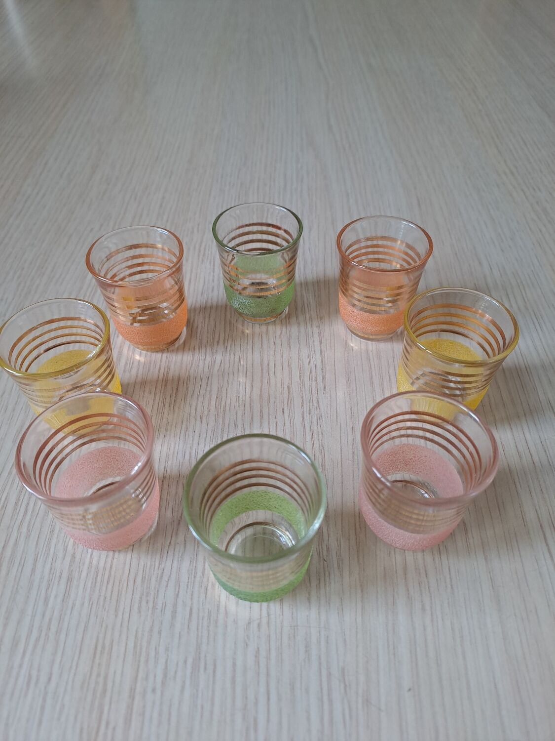Suite de 8 verres granité