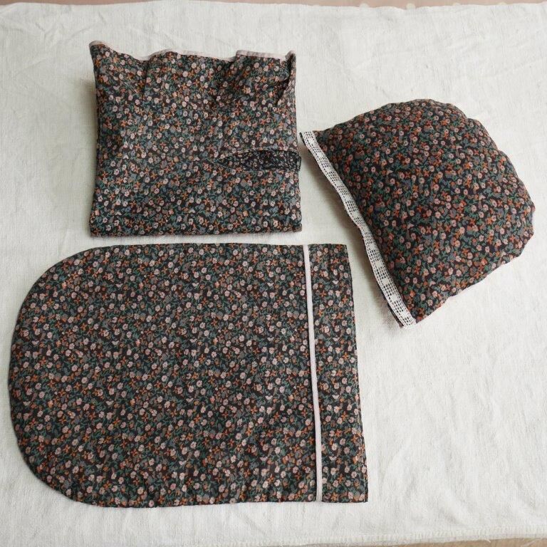 Doll bassinet with its bedding