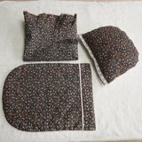 Doll bassinet with its bedding