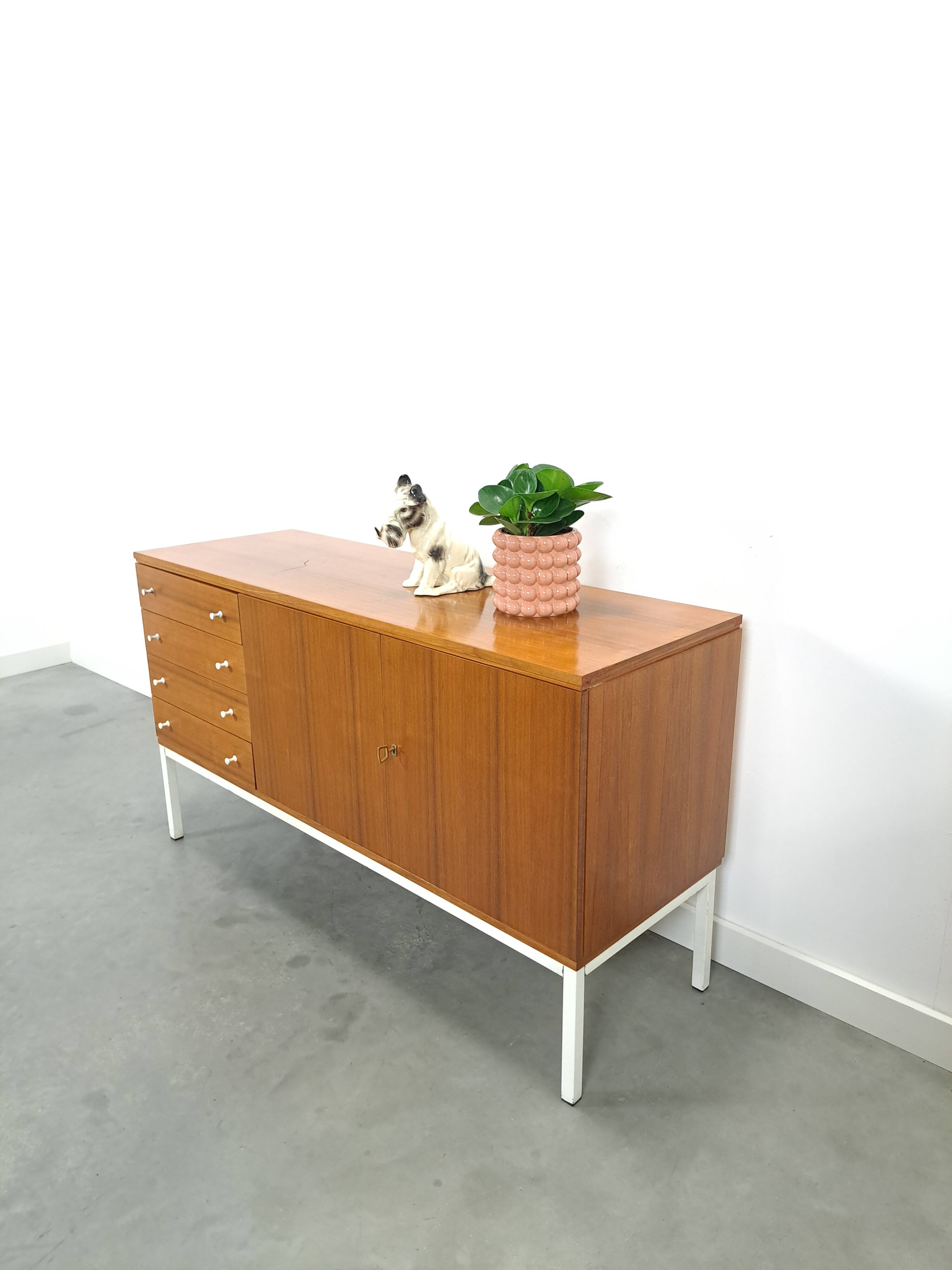 Fineer dressoir uit Zweden met wit stalen poten