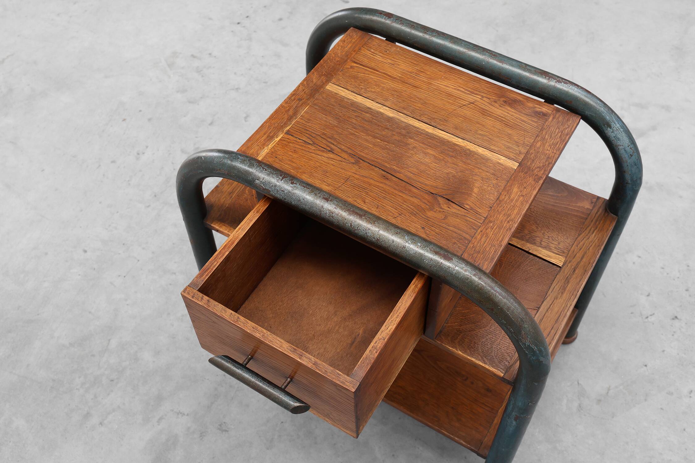 Table d'appoint ou table de chevet industrielle, Belgique vers 1910