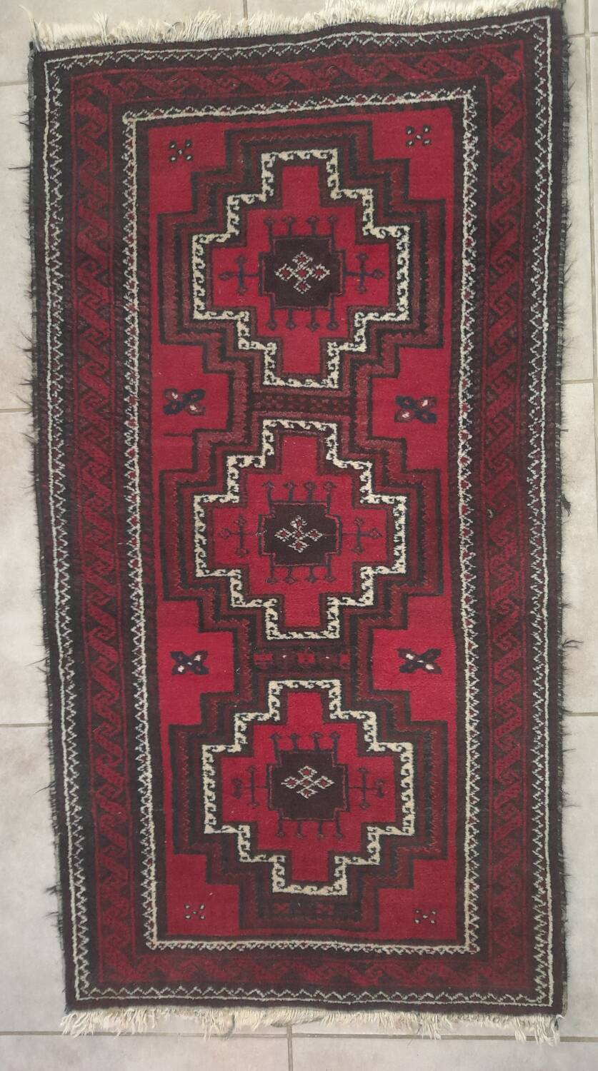 Kazak carpet with a geometric medallion design – Late 20th century 136 x 72 cm