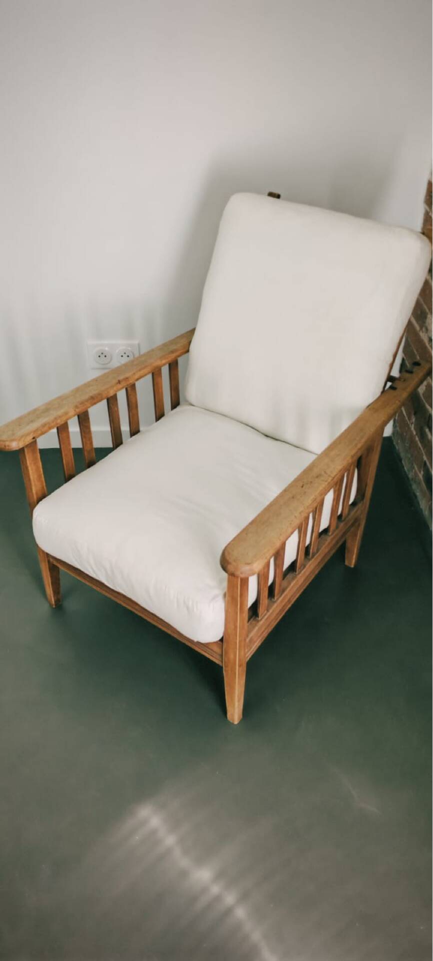 Sleek design armchair for reading nook