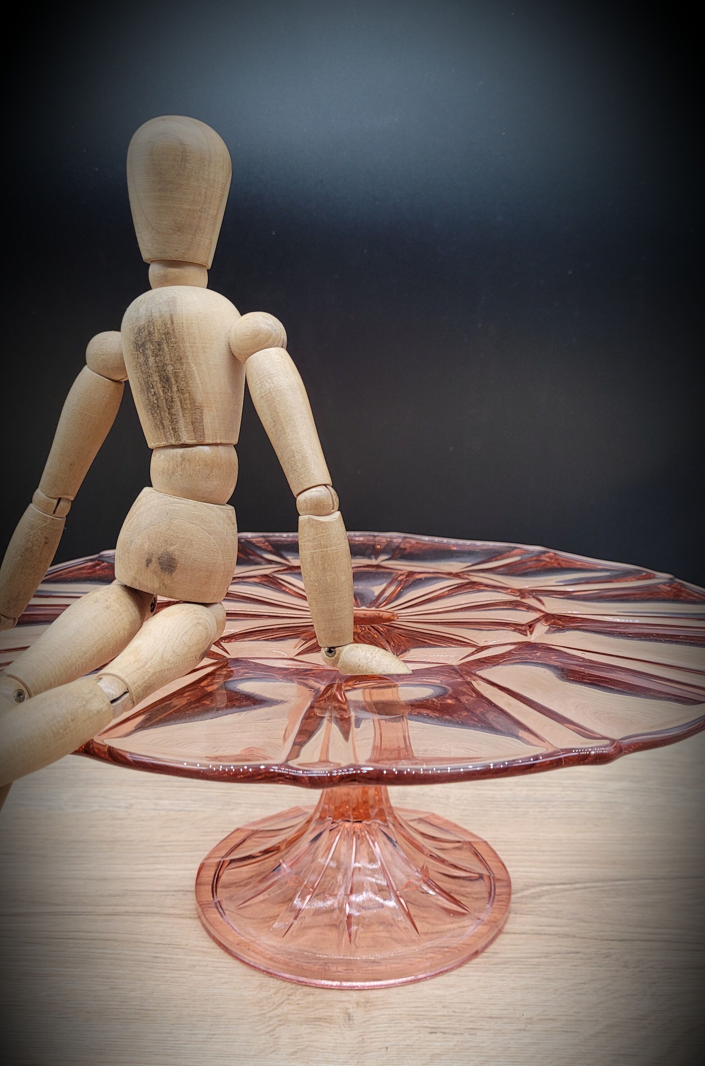 Dish cake or pie on foot