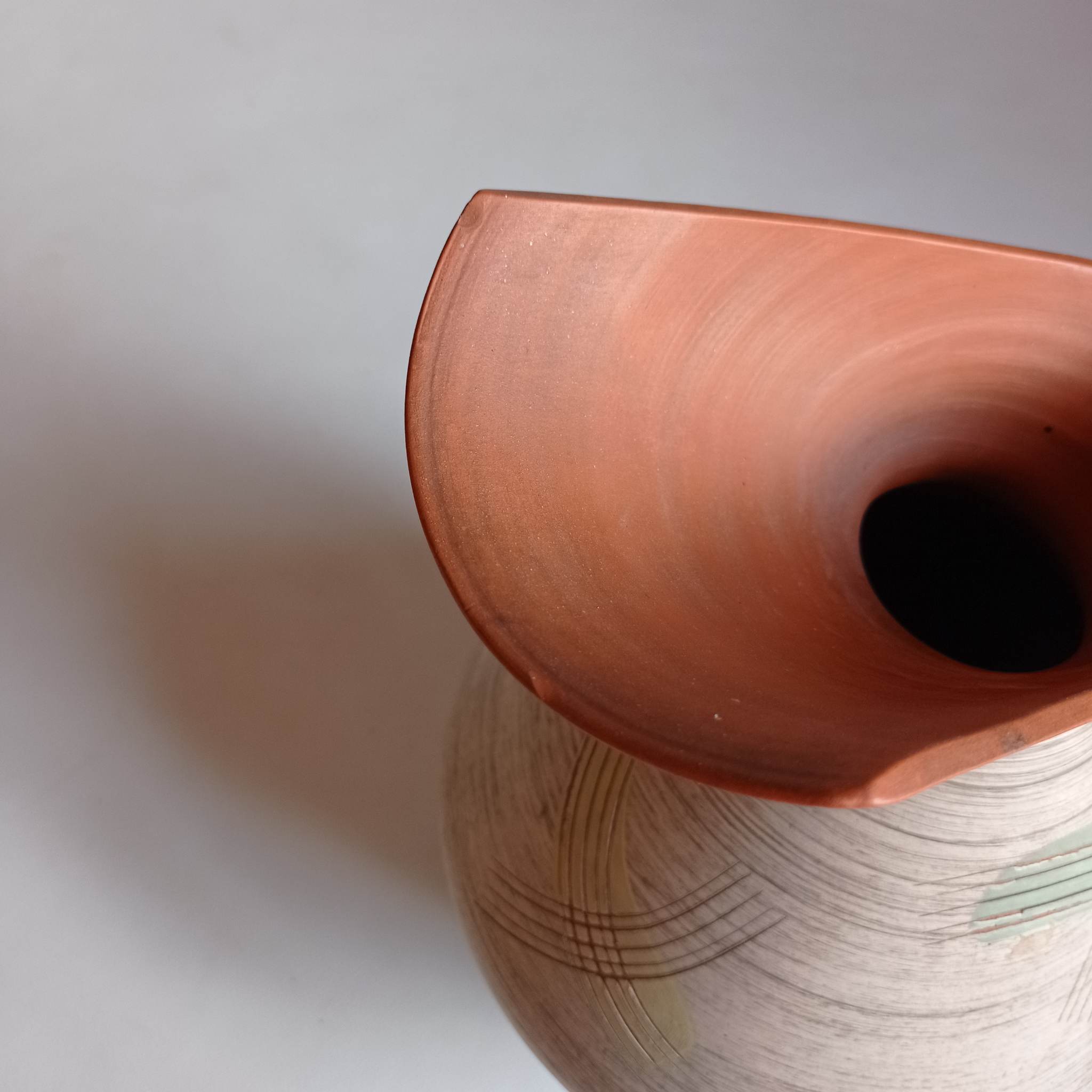 Carafe d’eau faite à la main des années 50