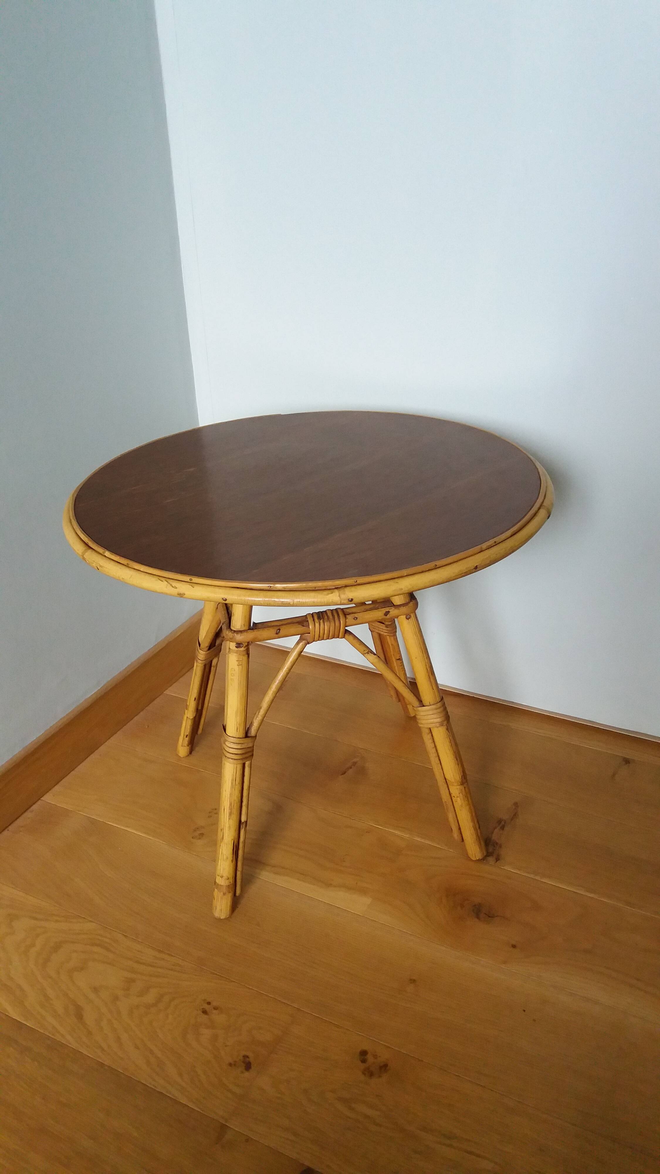 Round coffee table in wicker and bamboo