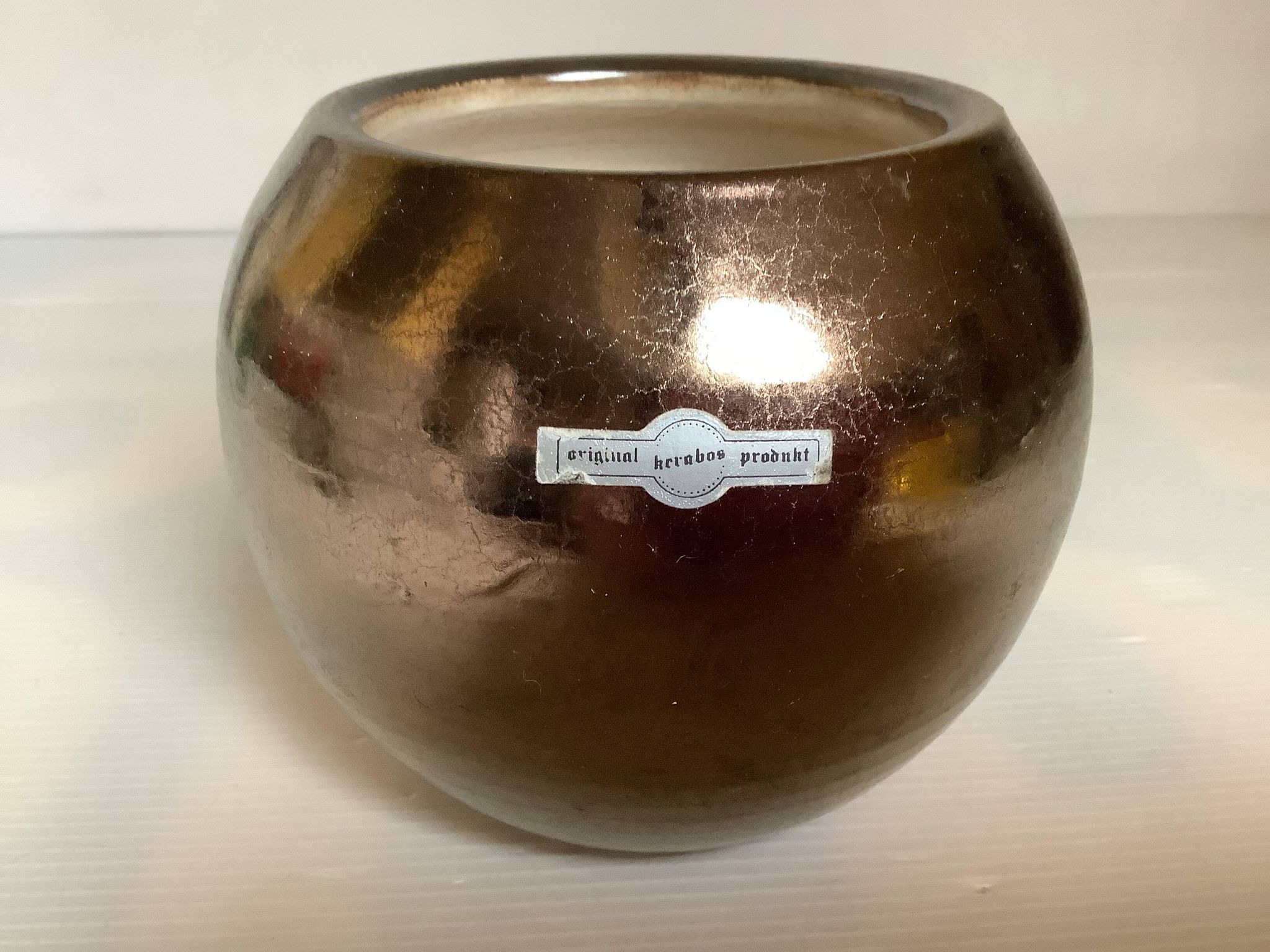 Small round vase, cracked golden ceramic.