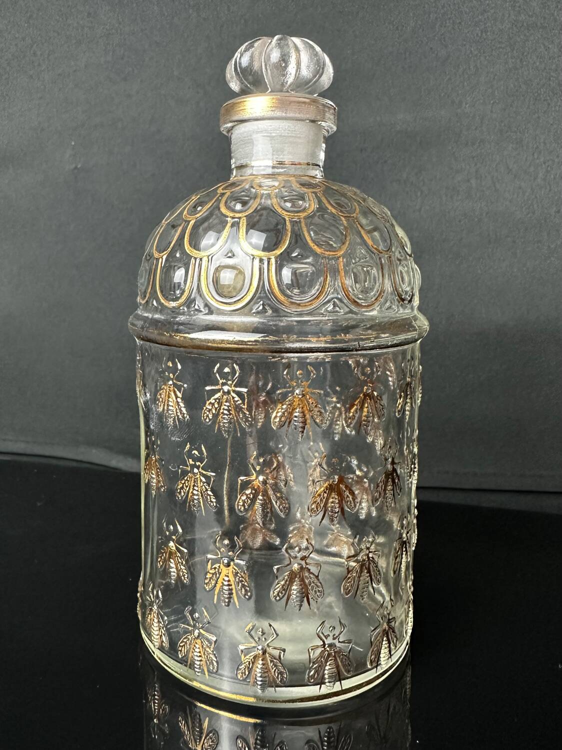 Flacon "Aux Abeilles" Guerlain en verre soufflé et dorure à l'or fin