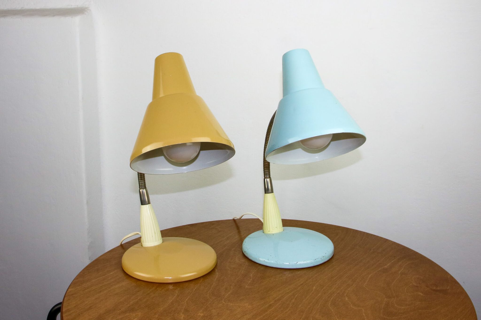 Adjustable Desk Lamp in Blue and Sand Painted Metal and Chrome-Plated Spiral Arm, 1970s, Set of 2