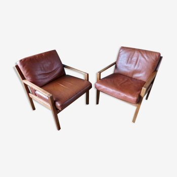 Pair of oak faults with tawny leather cushion. Denmark 1960