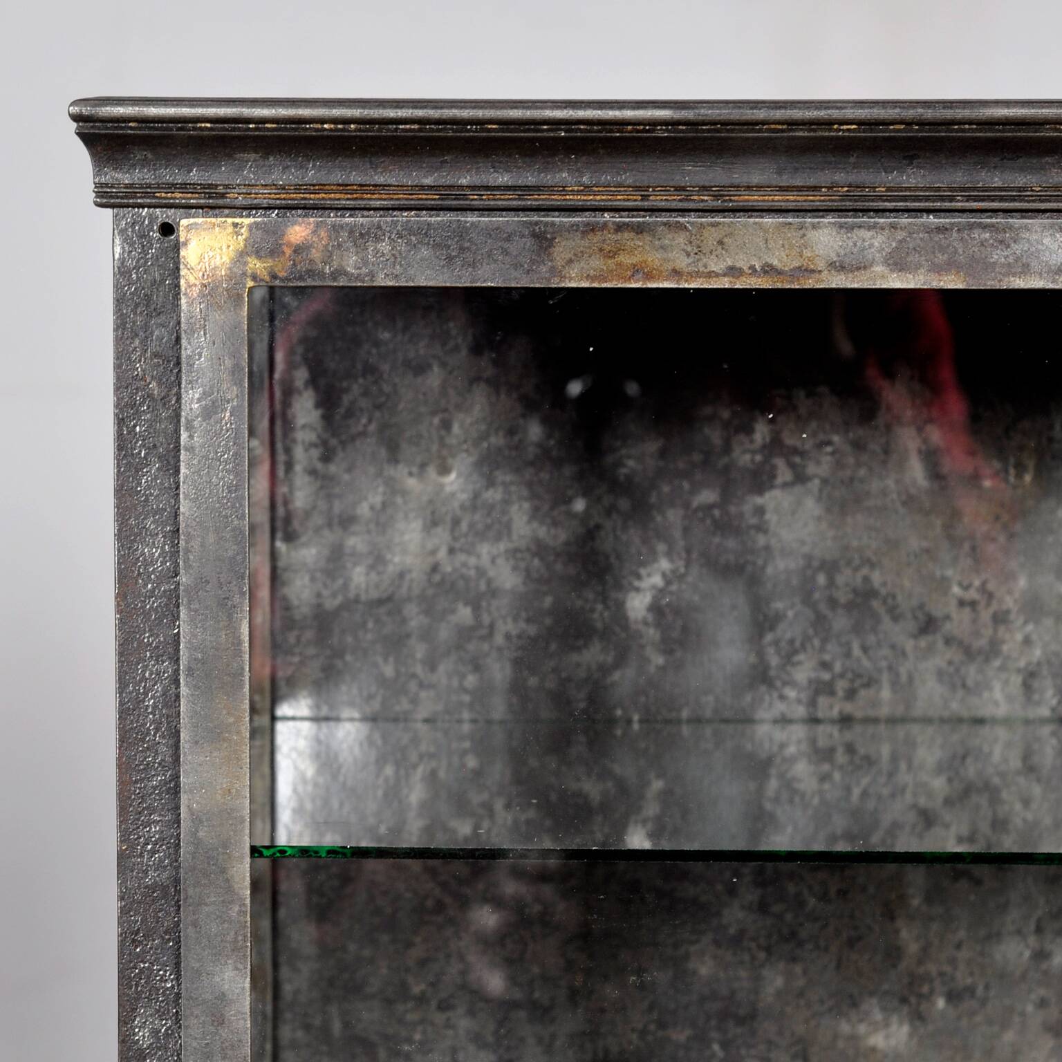 Vitrine en fer, vers 1920