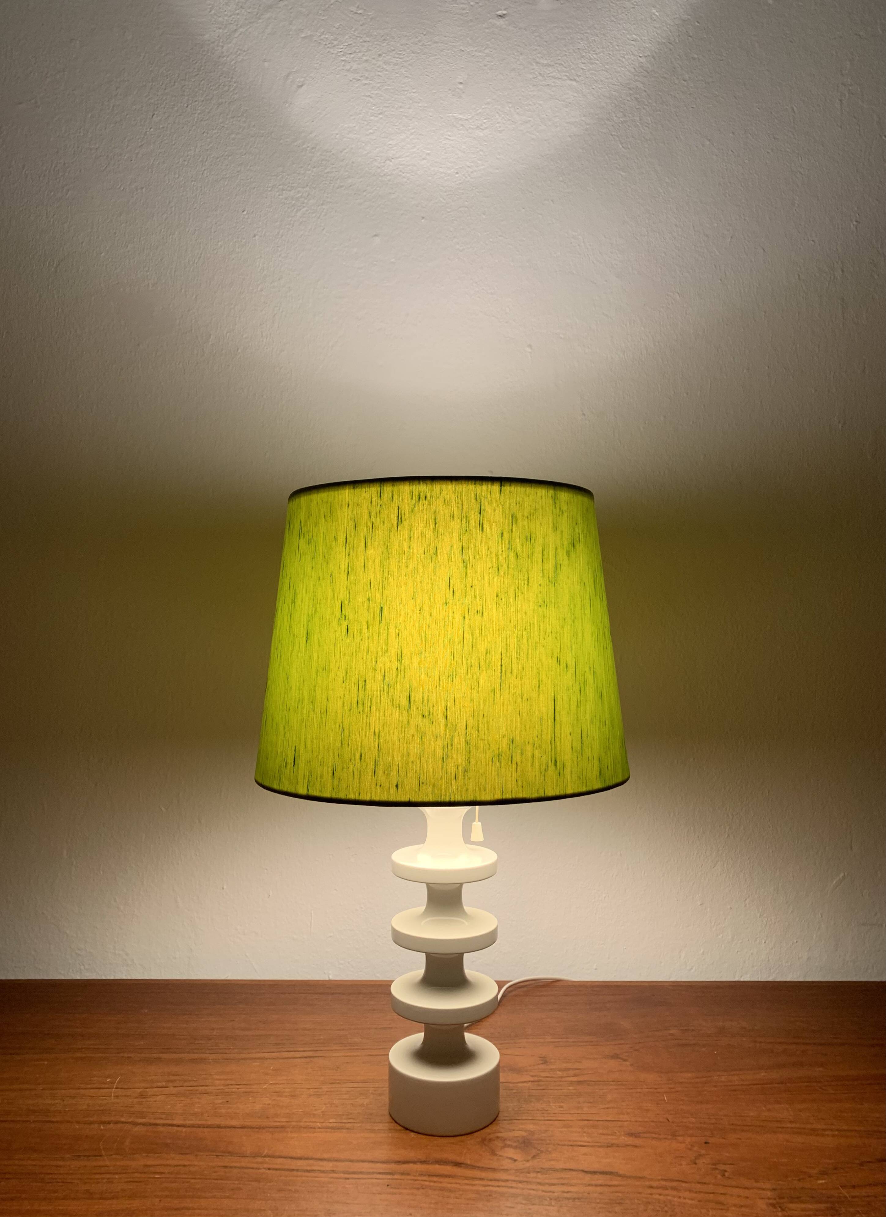 Lampe de table en bois par Uno et Östen Kristiansson
