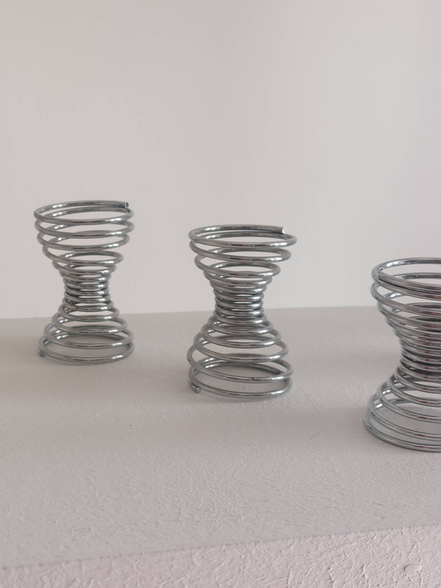 Set of 5 vintage postmodern egg cups with spiral decoration in Memphis style.