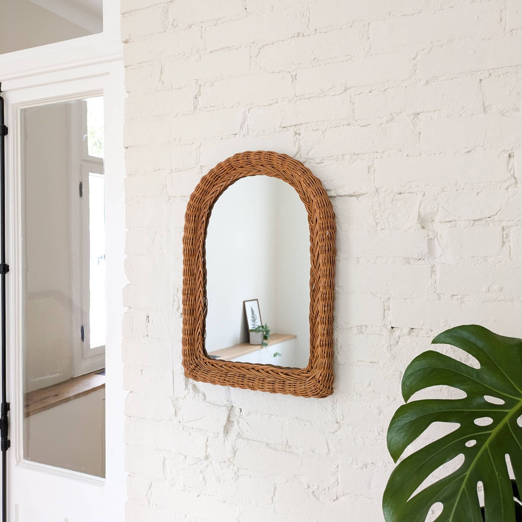 Miroir vintage arrondi en bois, cadre sculpté en forme organique rétro