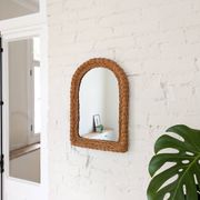 Miroir vintage arrondi en bois, cadre sculpté en forme organique rétro