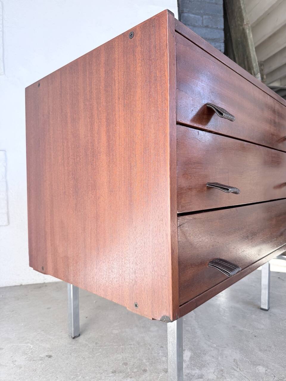 Commode teck poignées cuir 1960