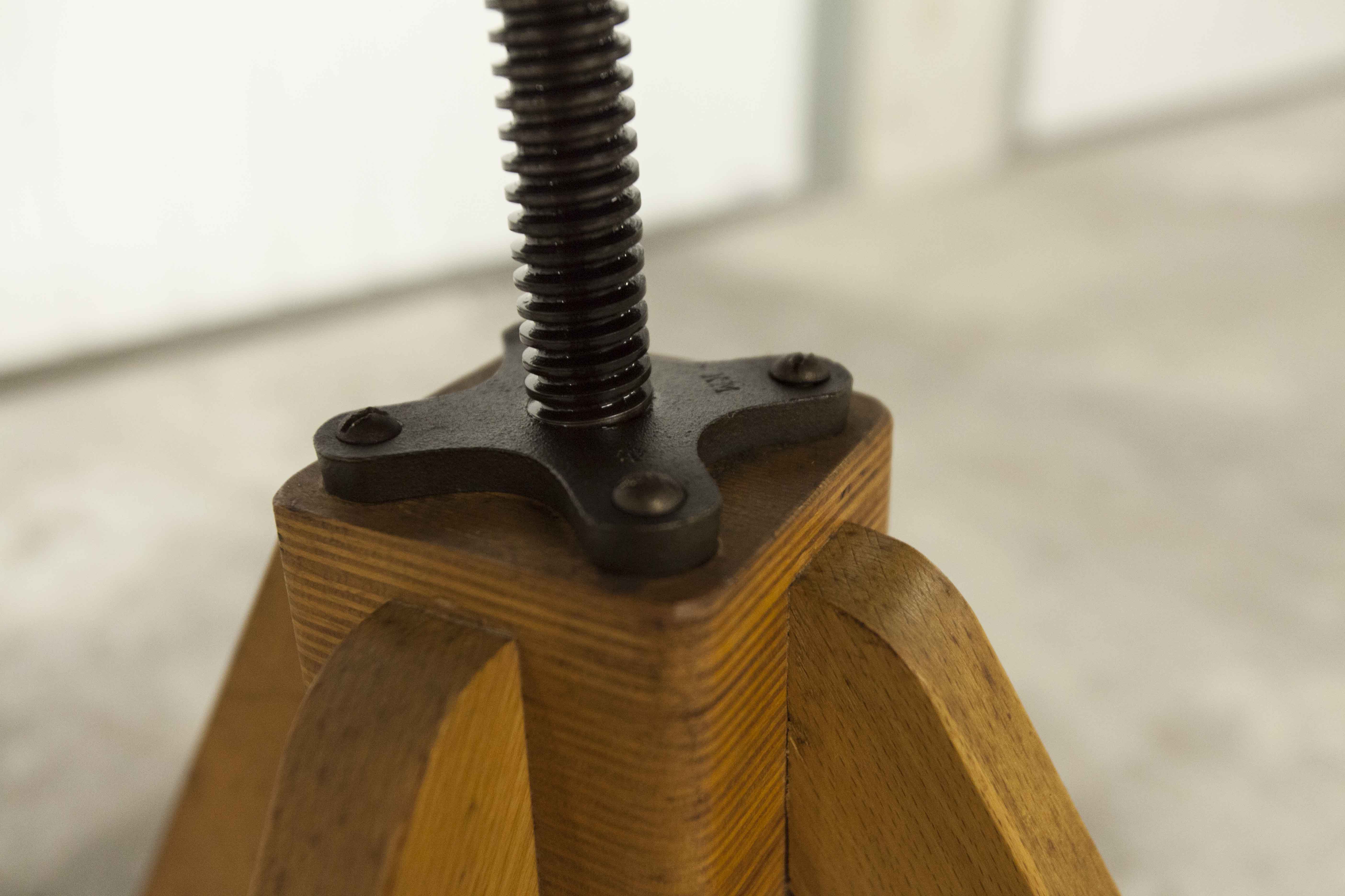 Workshop chair 1950 feet compass skaï red atypical