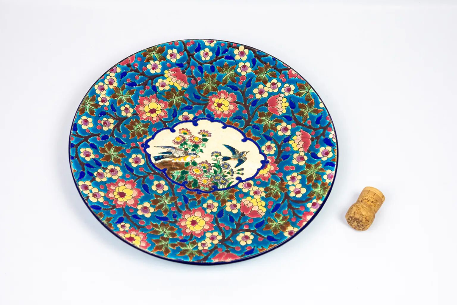Plat en émaux de Longwy – Décor d’oiseaux et fleurs polychromes – 1950