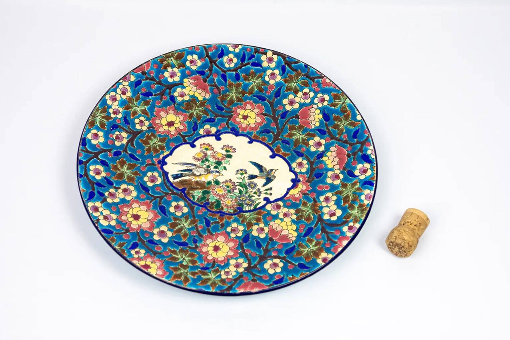 Plat en émaux de Longwy – Décor d’oiseaux et fleurs polychromes – 1950
