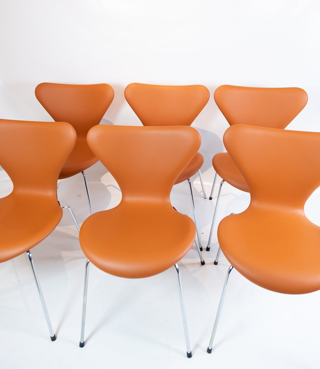 A set of 6 Seven chairs, model 3107, designed by Arne Jacobsen and manufactured by Fritz Hansen.