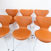 A set of 6 Seven chairs, model 3107, designed by Arne Jacobsen and manufactured by Fritz Hansen.