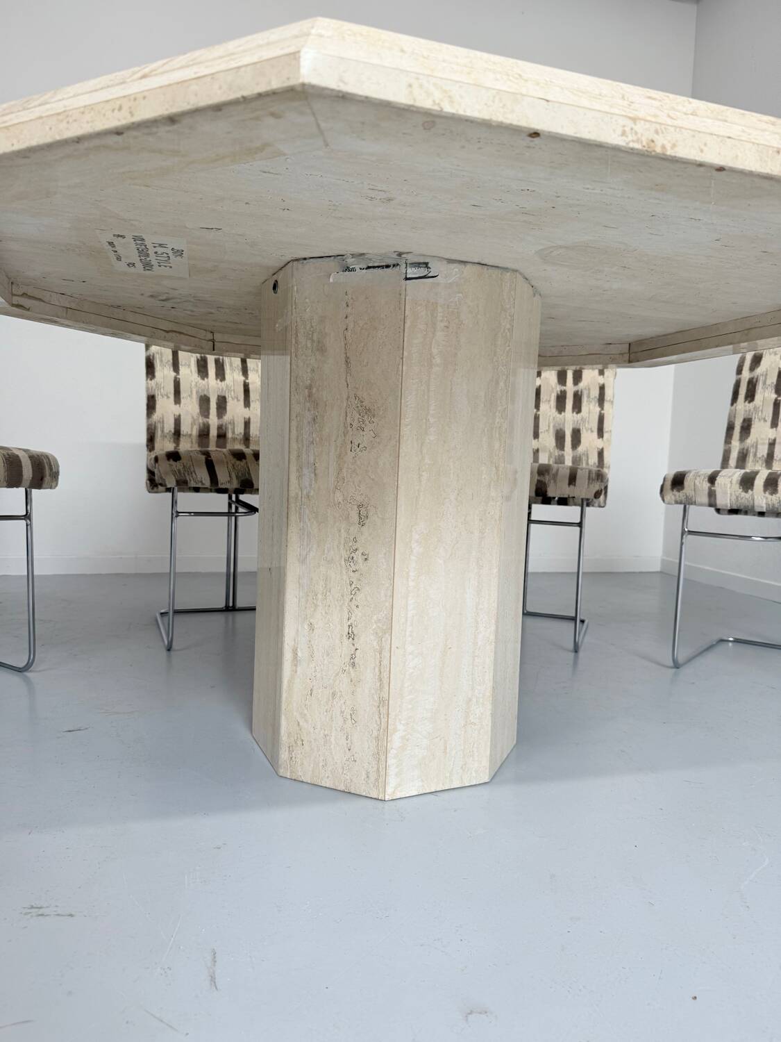 Table de repas en travertin épais design italien des années 70 vintage