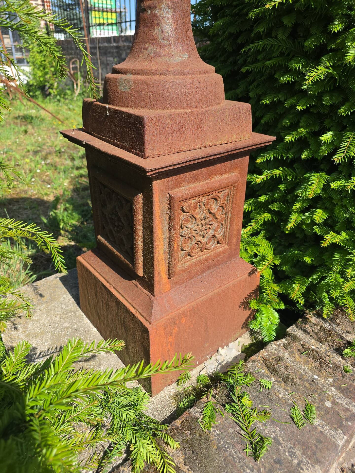 Vase médicis avec socle en fonte