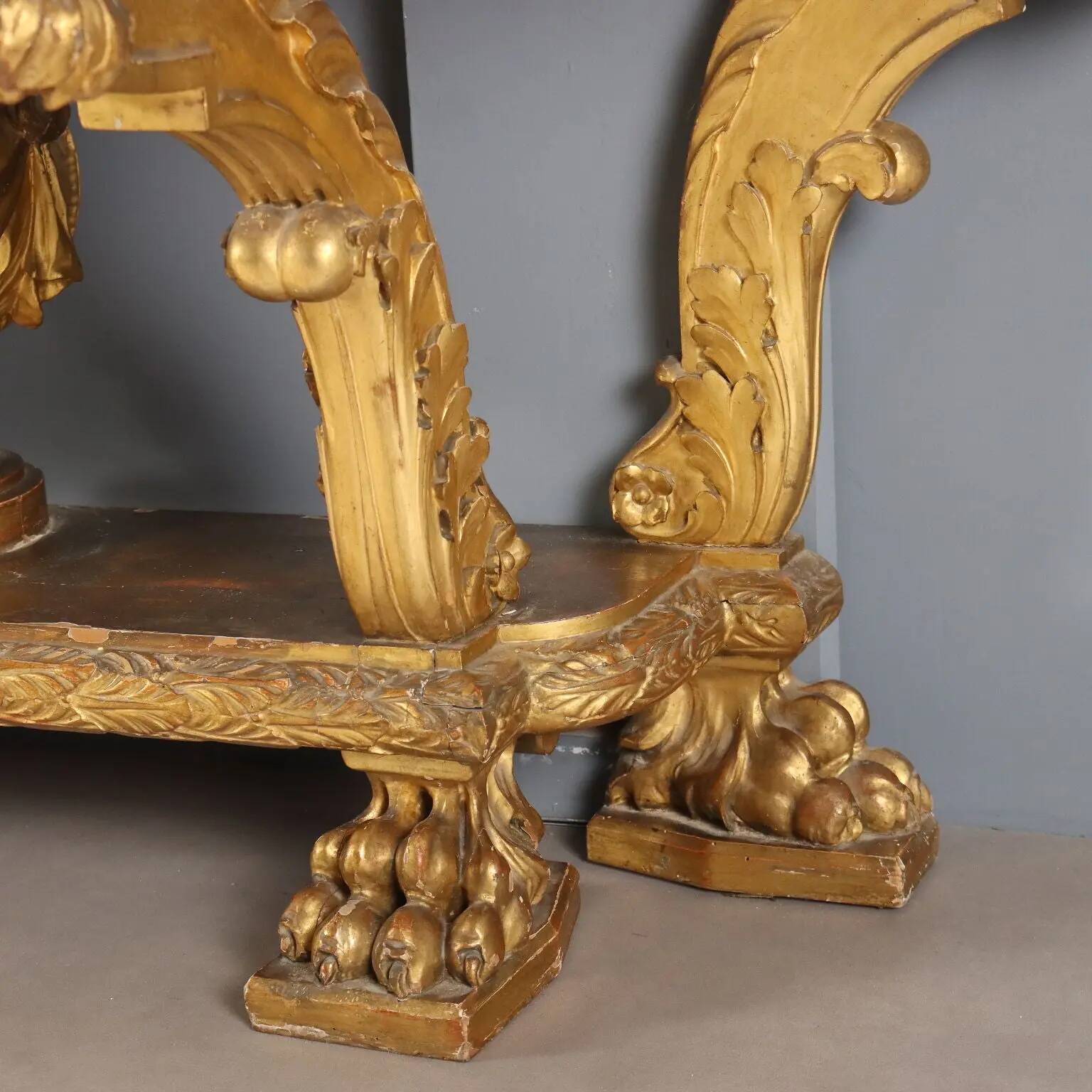 Console ancienne en bois sculpté avec décorations, Italie, XIXe siècle