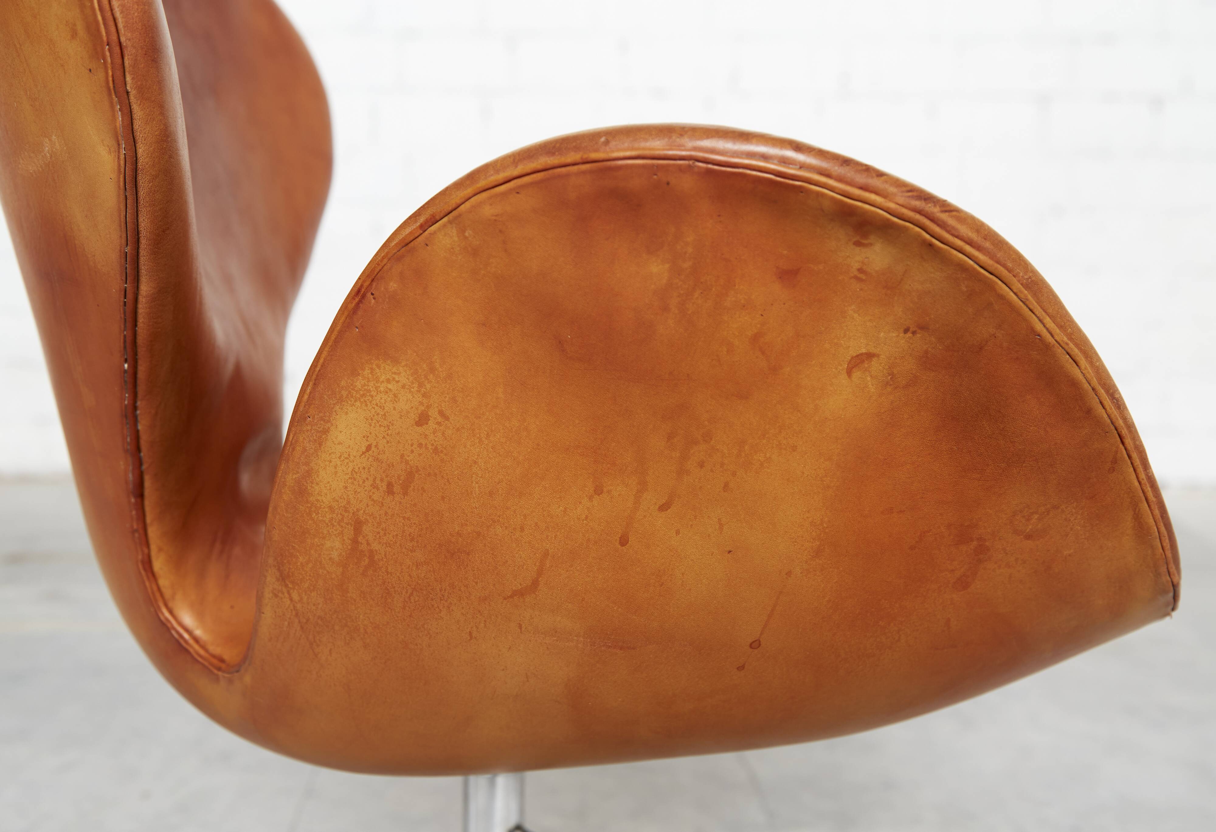 Swan Chair by Arne Jacobsen for Fritz Hansen