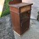 Table de chevet rustique en pin marron à tiroir, porte et étagère — début XXe siècle