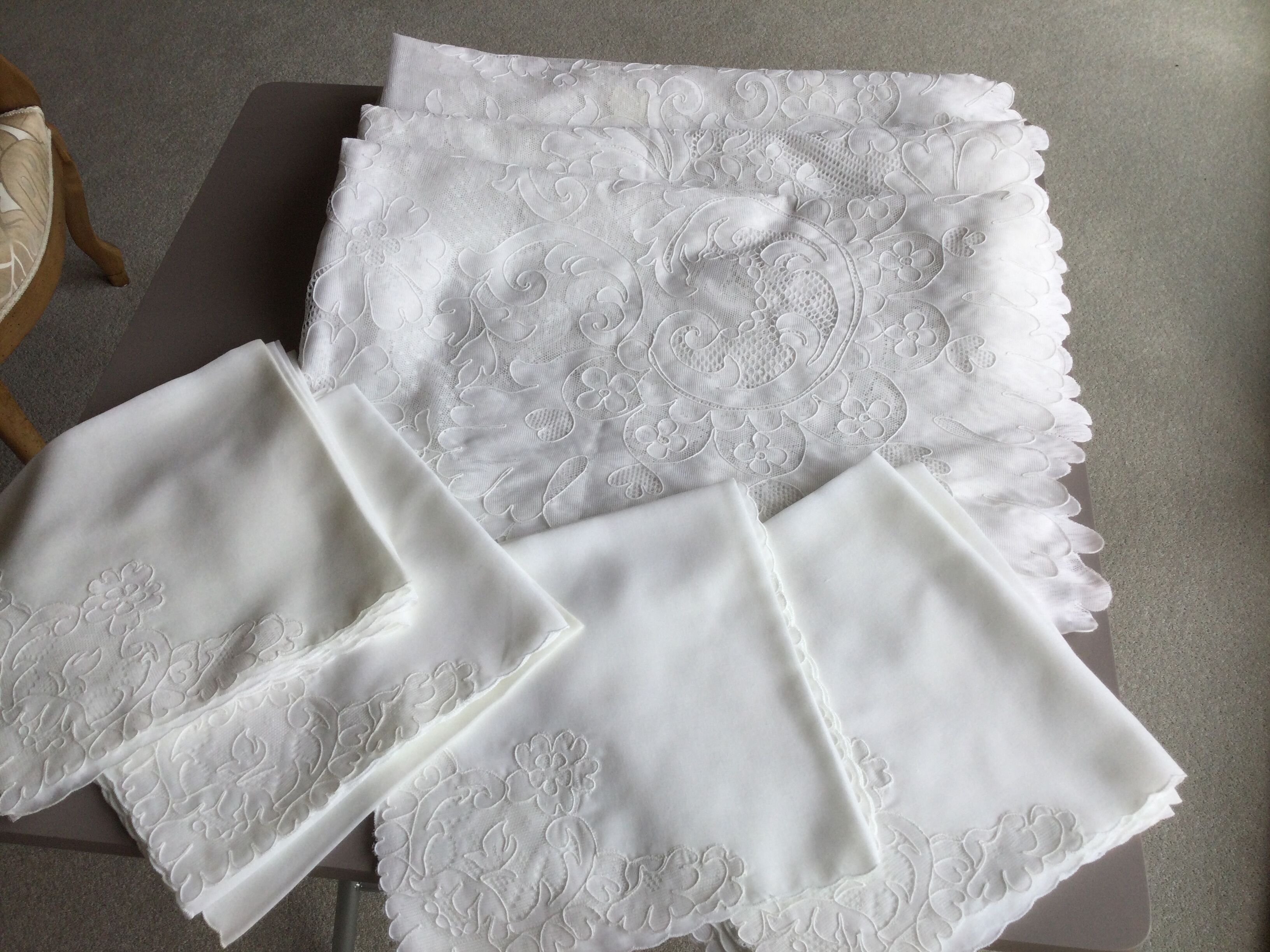 Dognin lace tablecloth and its 12 matching towels