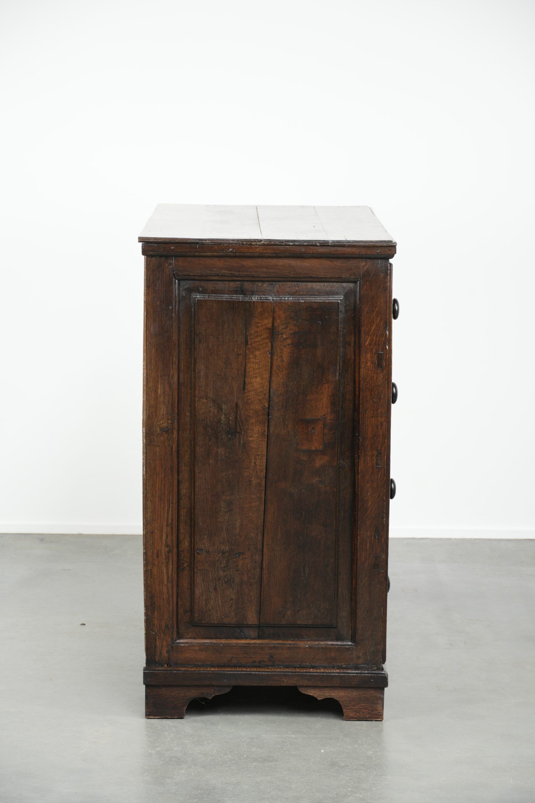 English antique oak chest of drawers / commode from the early 18th century