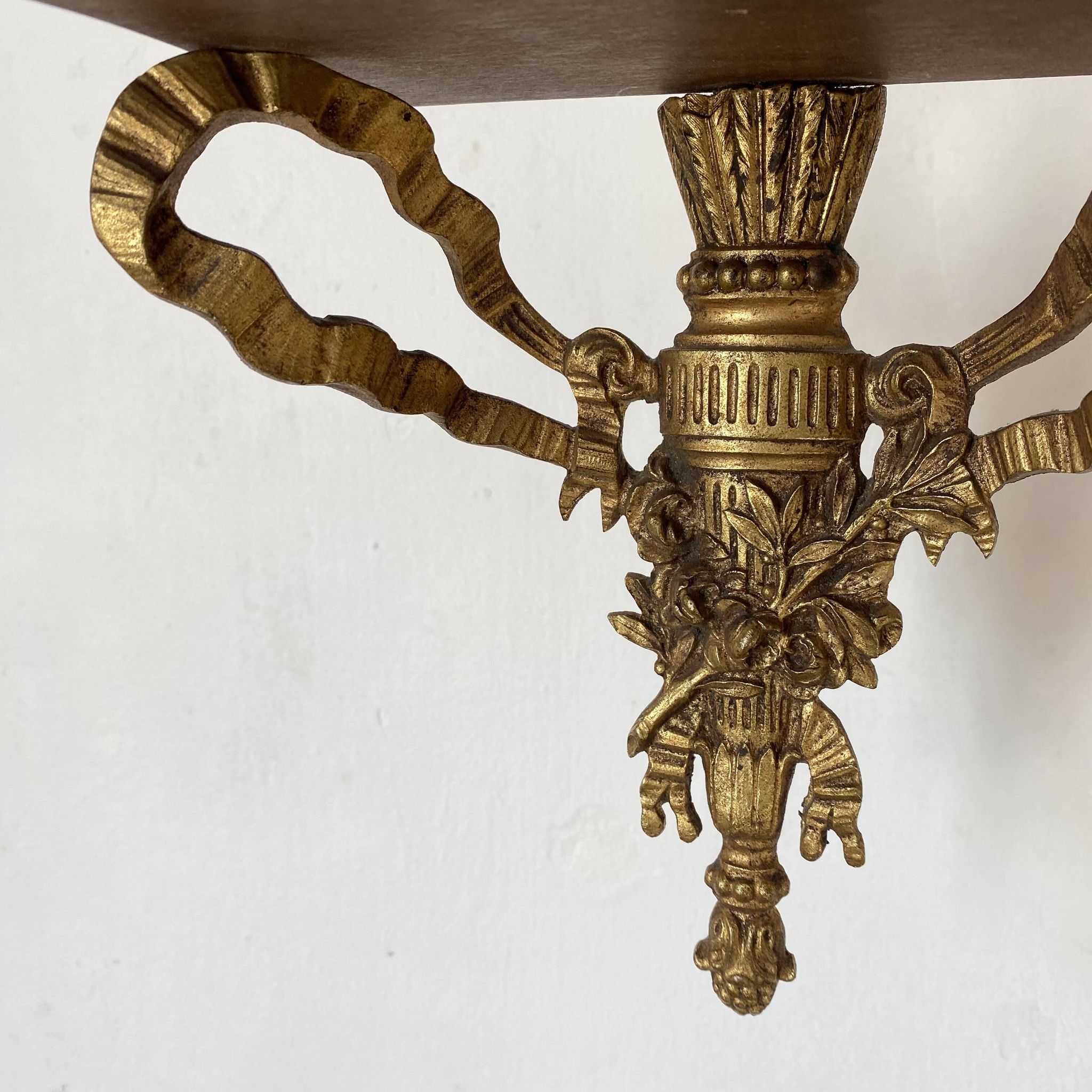 Étagère baroque en bois et bronze à décor de ruban