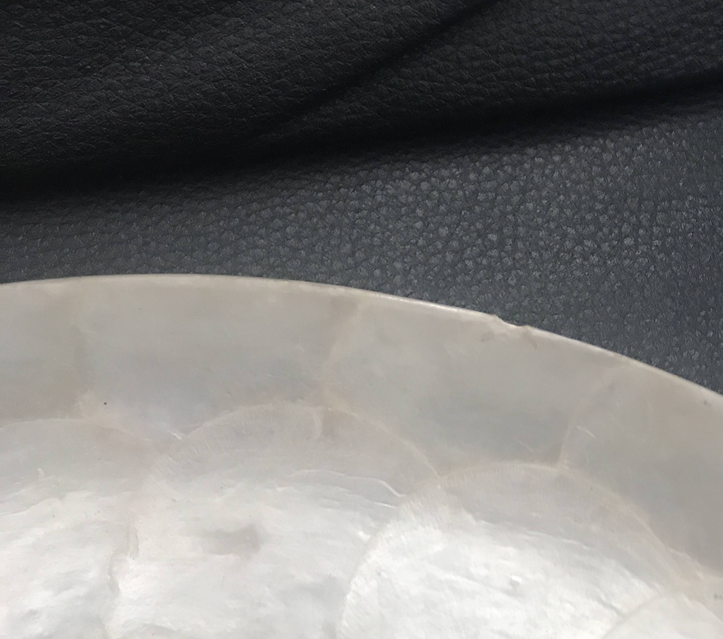 Round mother-of-pearl tray