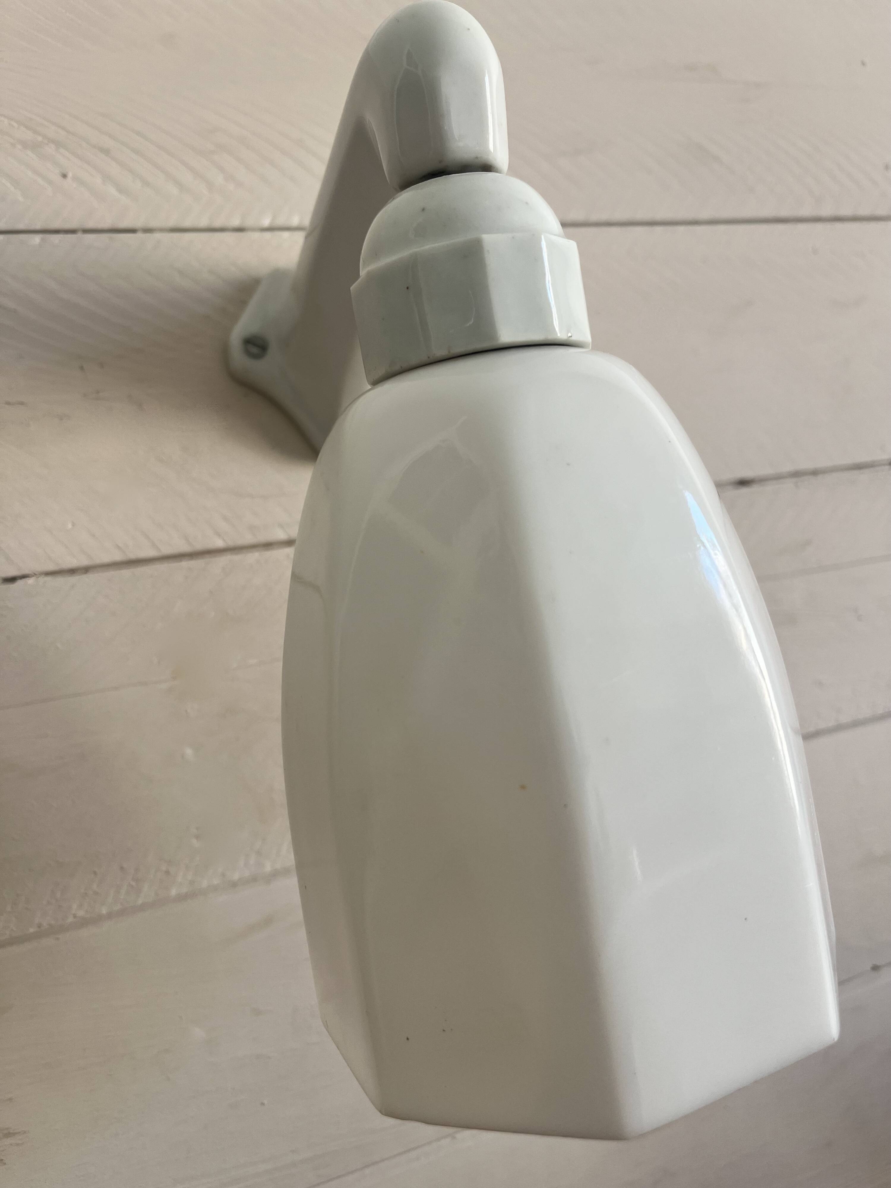 Art Deco wall light in ceramic and opaline.