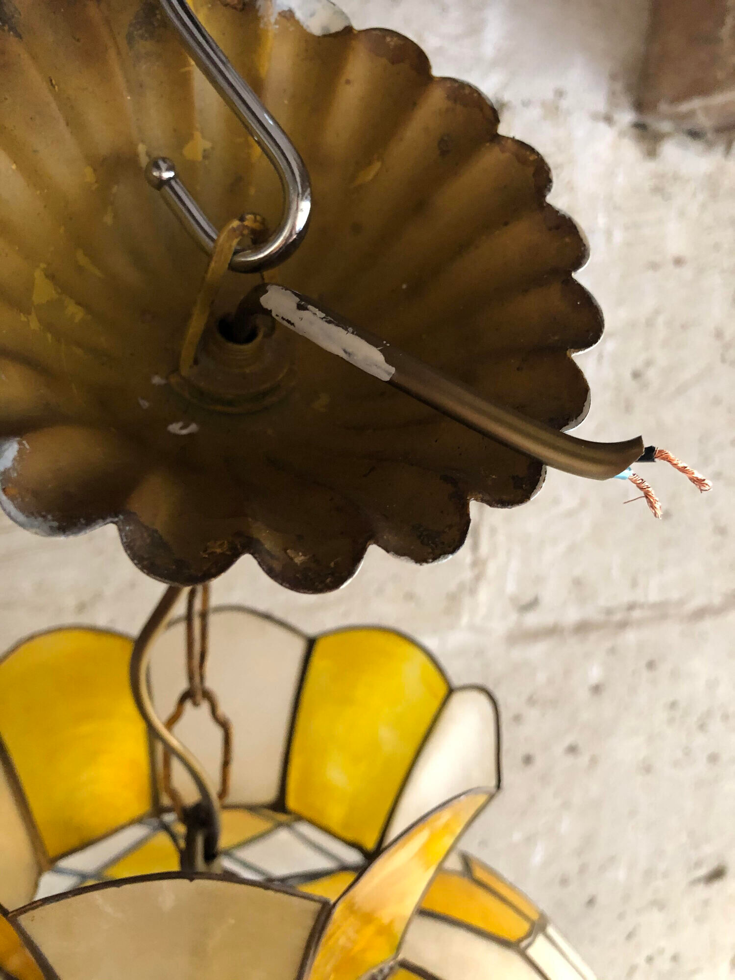 Mother-of-pearl pendant lamp, white and yellow, with lead or tin, brass colour