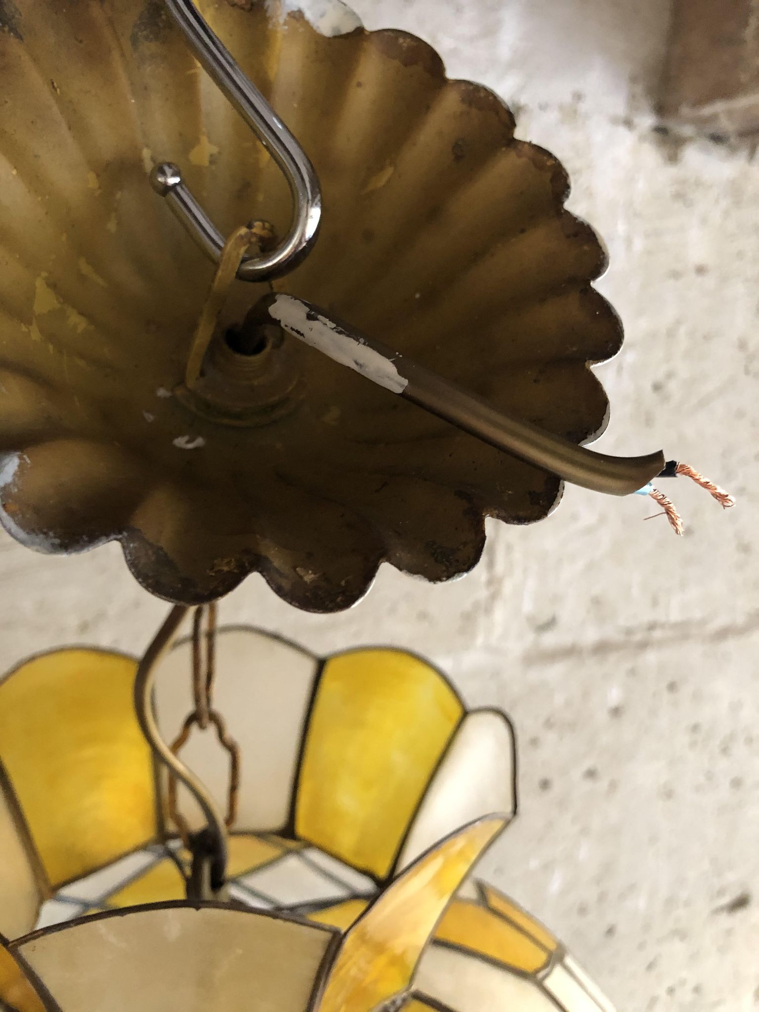 Mother-of-pearl pendant lamp, white and yellow, with lead or tin, brass colour