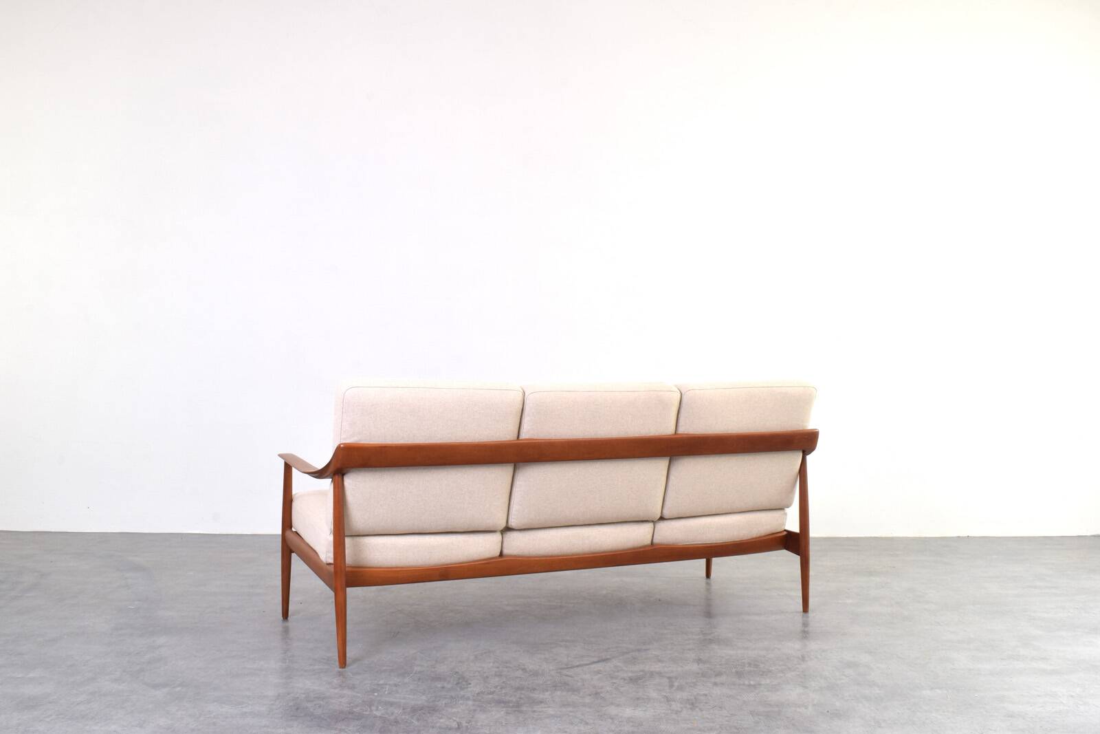 Mid-Century Teak Sofa from Knoll Antimott, 1960s.