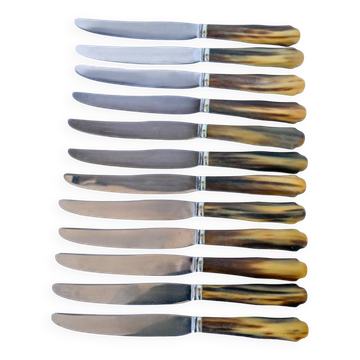 Lot de 12 couteaux en corne marbrés marron et beige 1960