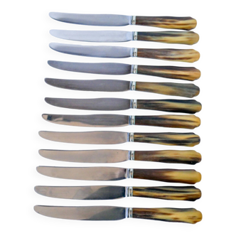 Lot de 12 couteaux en corne marbrés marron et beige 1960