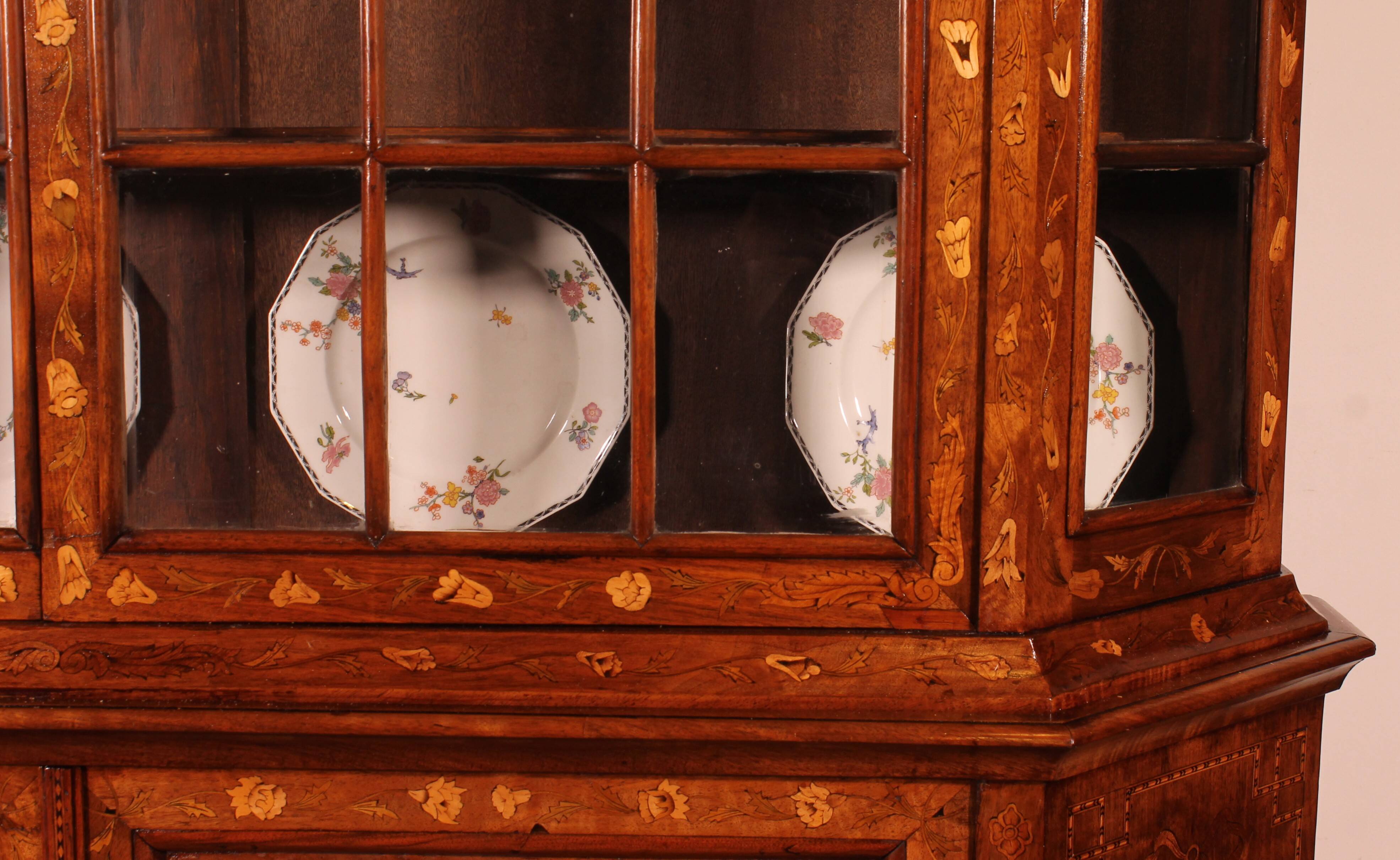 Vitrine hollandaise en marqueterie circa 1800
