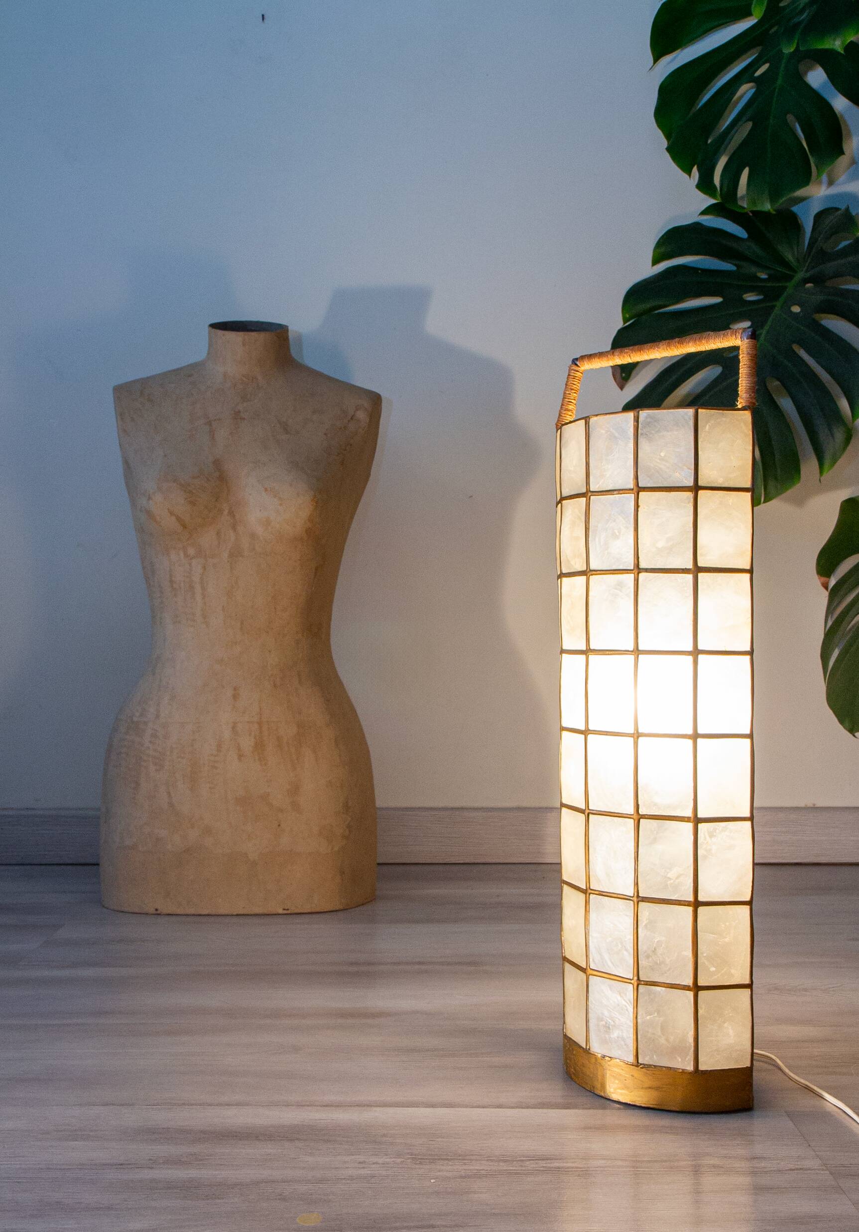 Lampe année 60 en nacre de Capiz