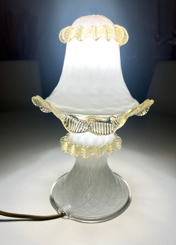 Lampe vintage en verre de Murano opalin blanc et ambre – Italie années