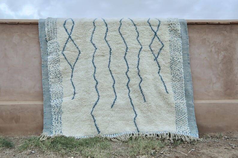 Moroccan rug with colourful patterns, handmade, size 150 x 250 cm.