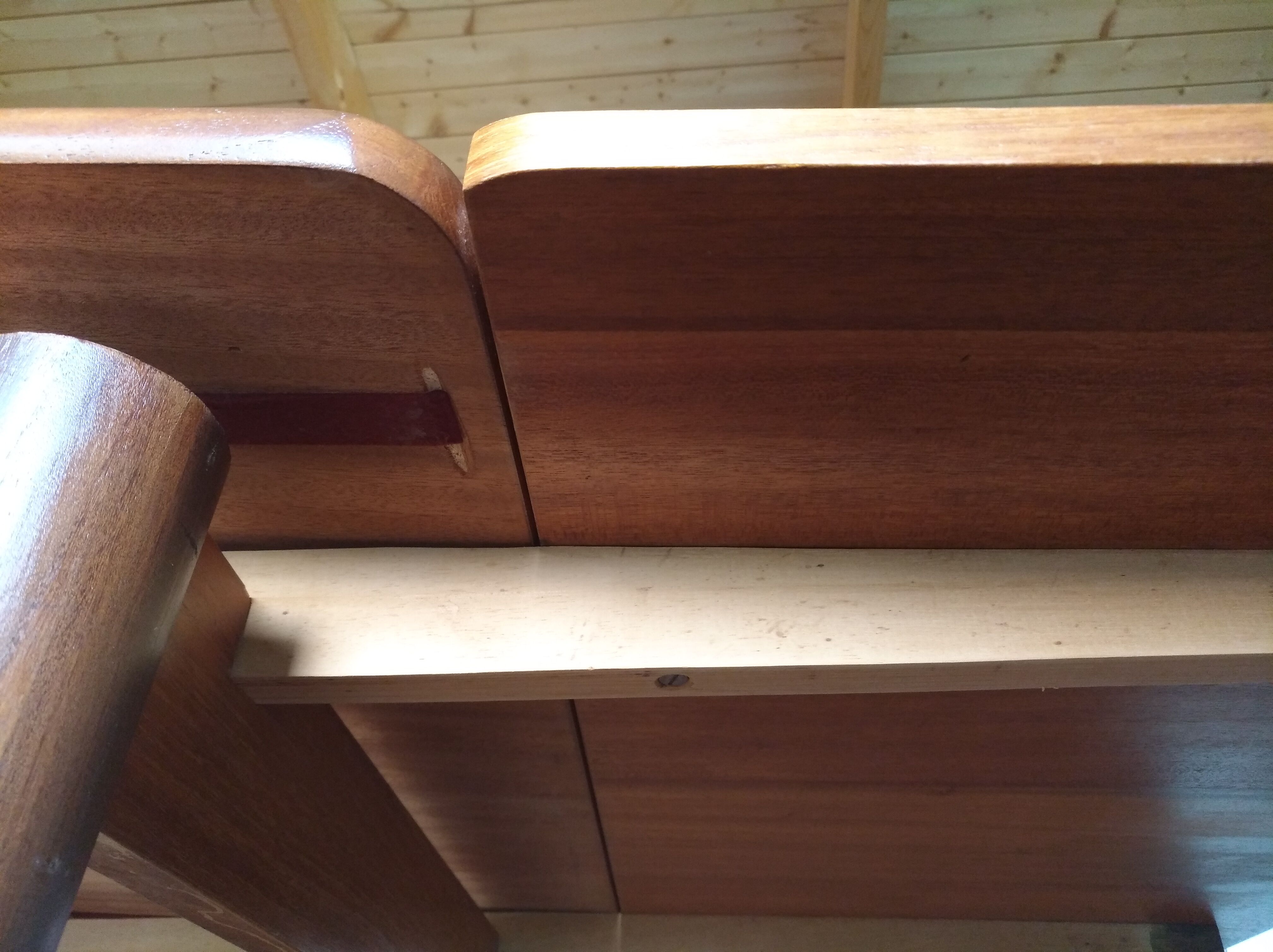 Scandinavian extendable table