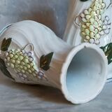Trois vases anciens en barbotine aux lilas