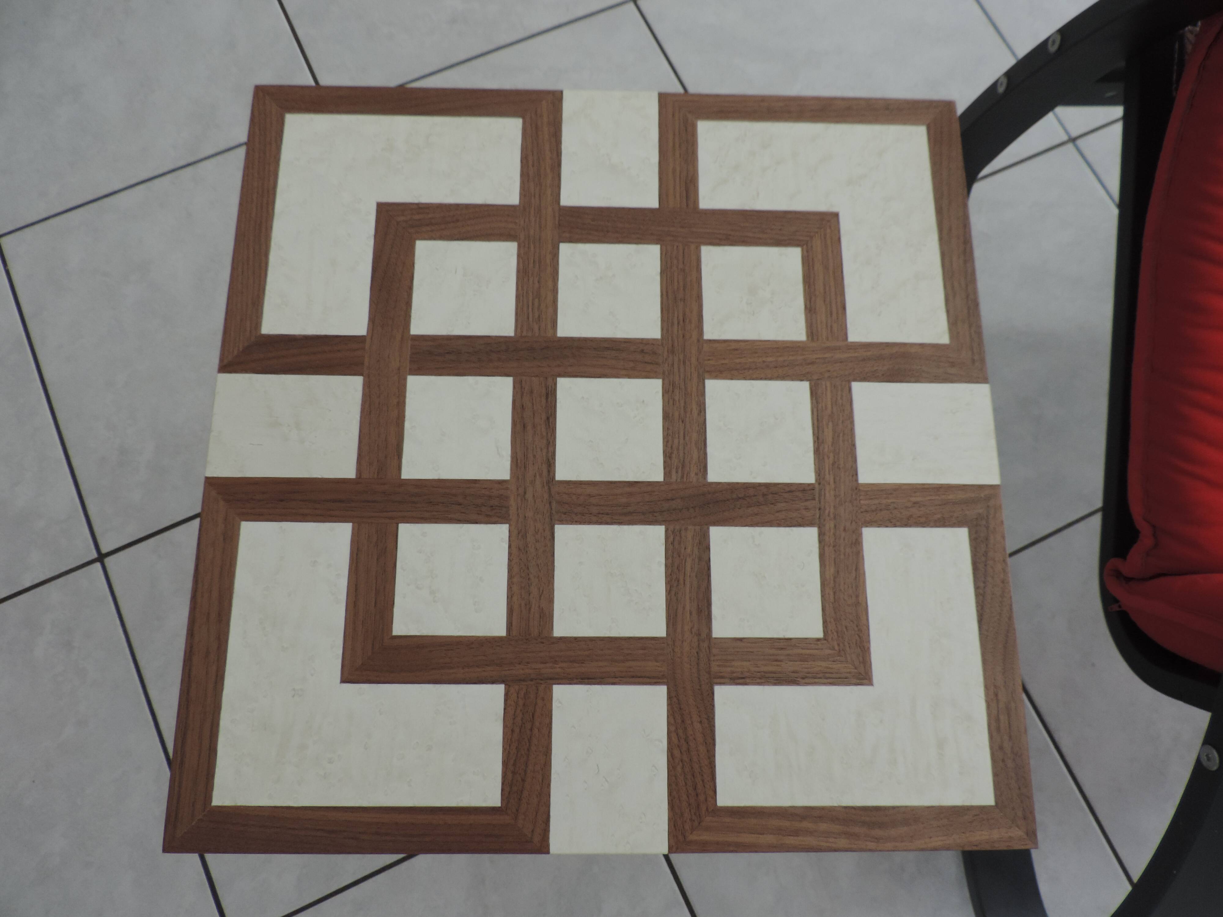 Table d'appoint en noyer américain et érable moucheté blanchi